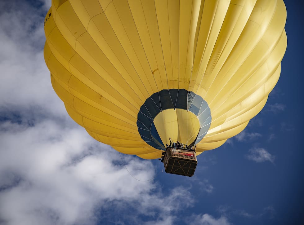 mongolfiera gialla in volo